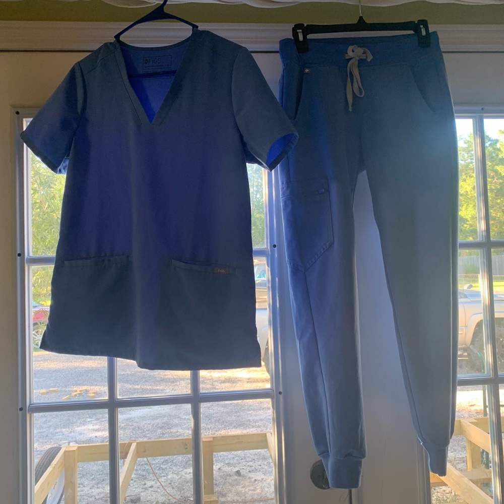 Like new Fig scrubs small shirt and xs joggers only worn twice